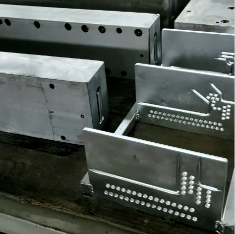 拉擠模具出口冒煙冒料咋回事？